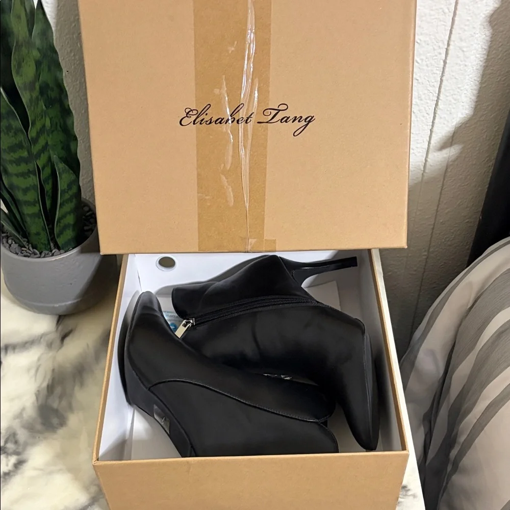 Women's Black Pointed-Toe Zip Ankle Booties - Picture 10 of 10